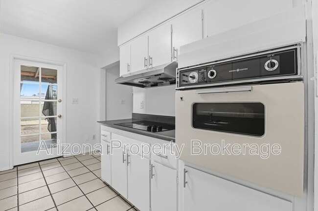 Building Photo - 2110 S Granada Dr