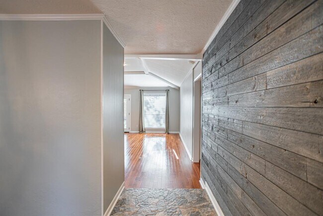 Building Photo - 19 Lancelot Ln