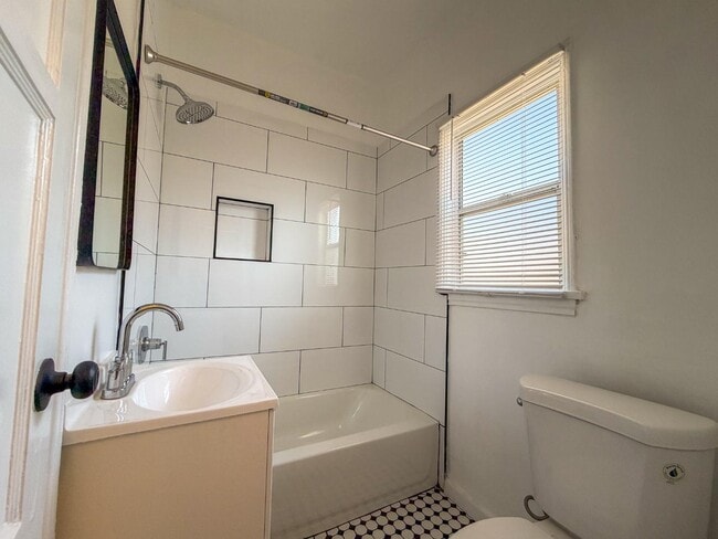 Building Photo - 810 E Chevy Chase Dr