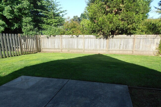 Building Photo - Duplex in a Well Maintained Community