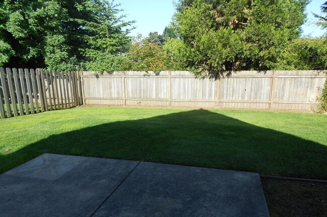 Building Photo - Spacious Duplex off Crescent