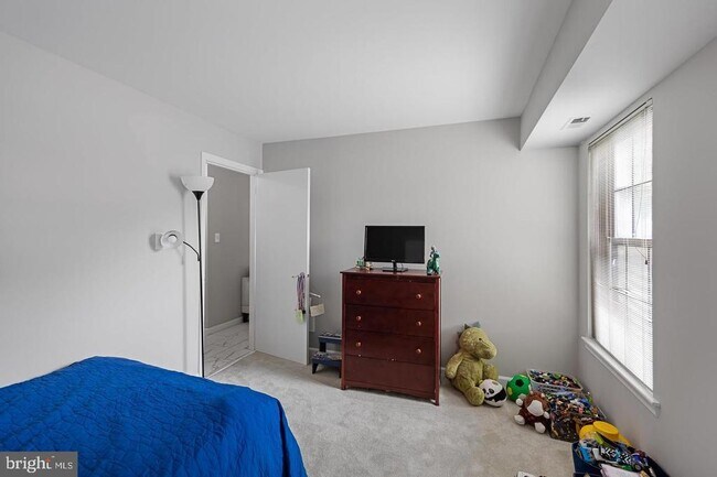 Building Photo - 23A W Bluebell Ln