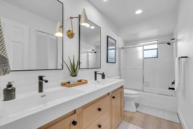 Building Photo - 5BR New Pool 10 min from Beach Fully Furnished