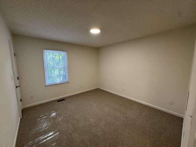 Building Photo - 2 bed 1.5 Bath