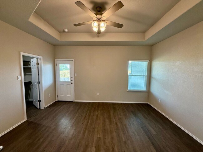 Building Photo - Luxury 3-bedroom, 2-bathroom Duplex in Seg...