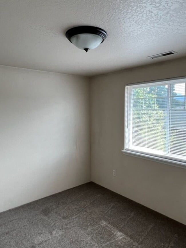 Building Photo - 3 BEDROOM TOWNHOME/ FENCED YARD/ ATTACHED GARAGE