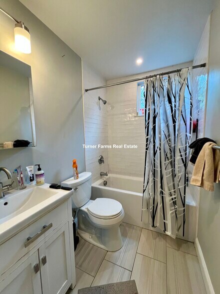 Building Photo - 24 Pond St