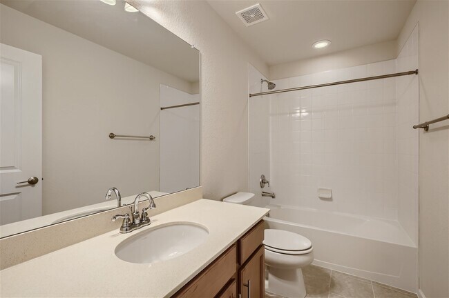 Building Photo - Beautiful SW Longmont Townhome
