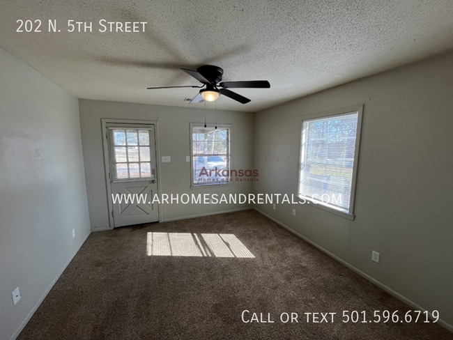 Building Photo - 202 N 5th St