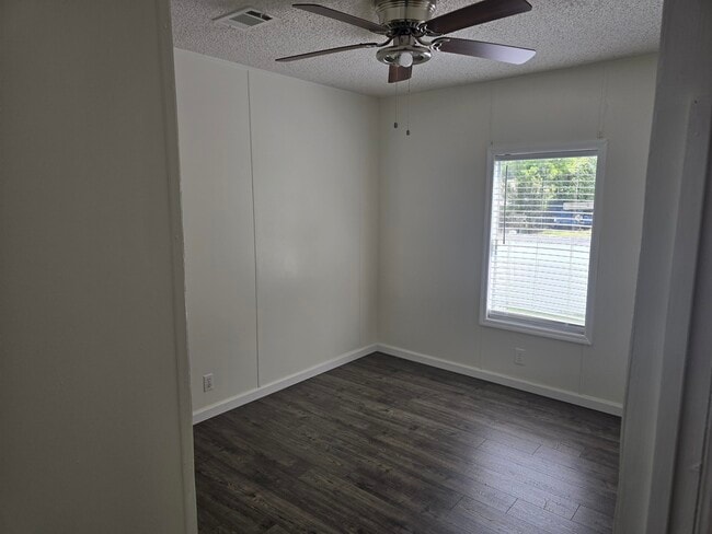 Building Photo - 239 Thompson Cir