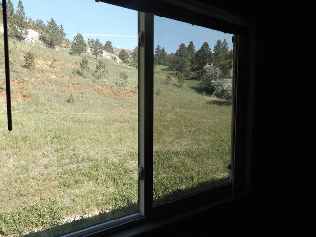 Building Photo - BEAUTIFUL 4 BEDROOM | 3 BATH | TOWNHOME | GARAGE | WEST SIDE