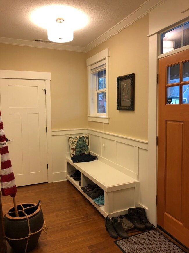 Building Photo - Modern craftsman 3+ bedroom, 3 ba home