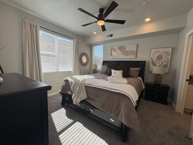 Building Photo - 206 N Chapparell Dr