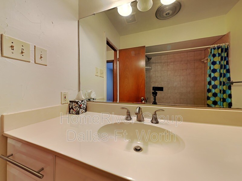 Building Photo - 1216 Glen Cove Dr