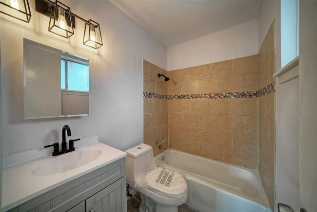 Building Photo - 5301 Gladstone Dr