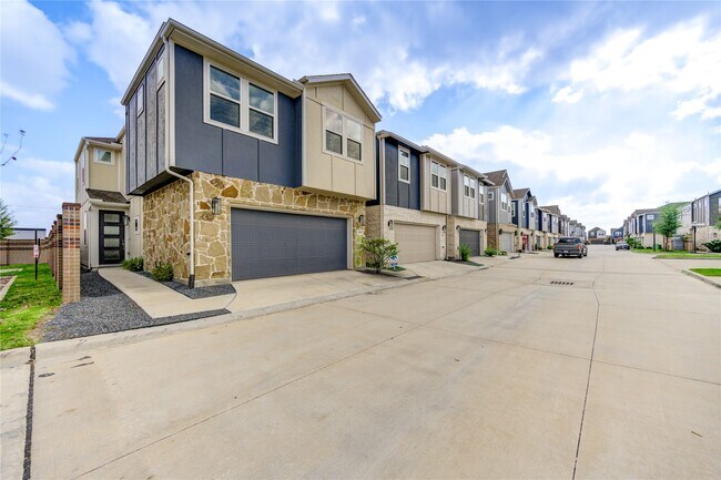 Building Photo - 4210 Peaceful Pines Ln