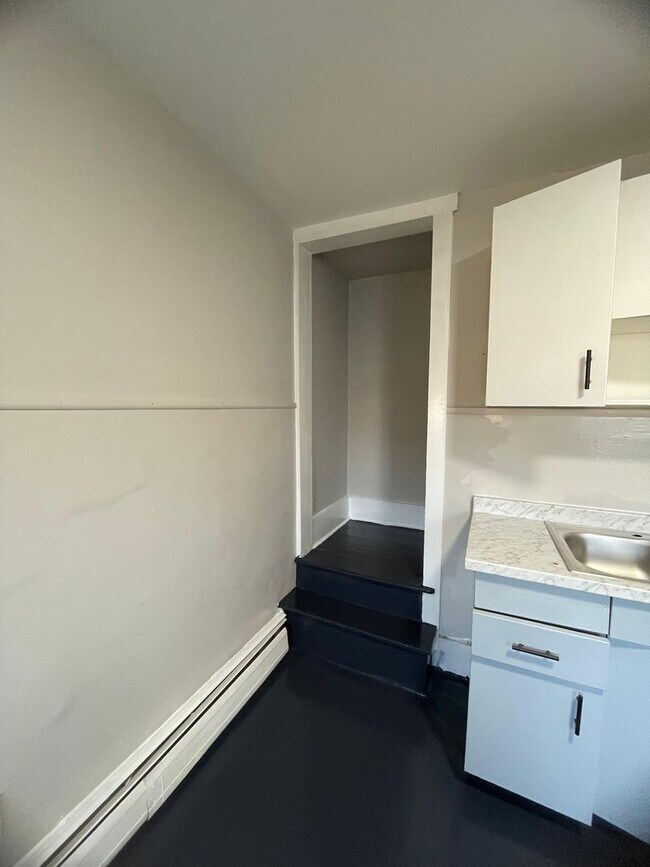 Building Photo - Newly Renovated 3BR Home – Move-In Ready