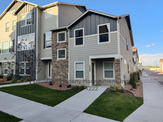 Primary Photo - Stunning Townhouse Located in Northeast Co...