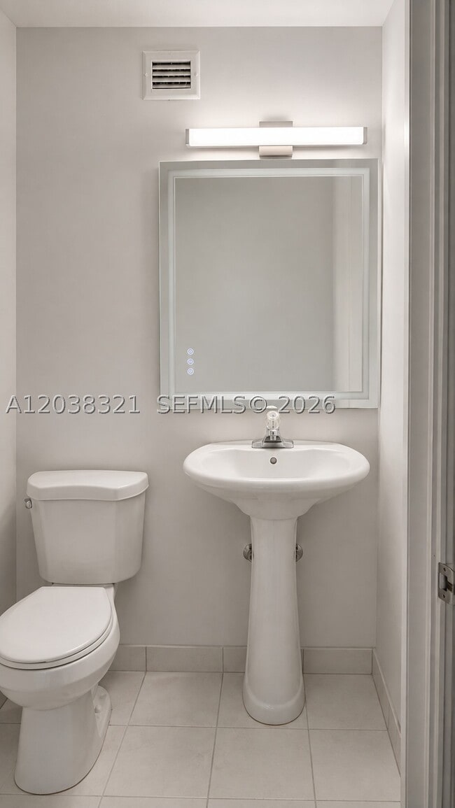 Building Photo - 801 Brickell Bay Dr
