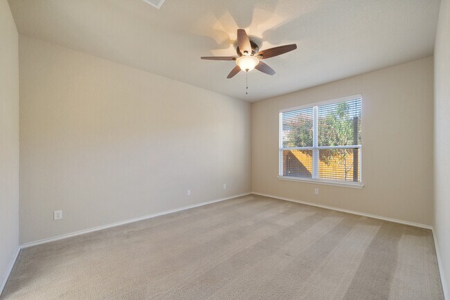 Building Photo - Spacious 4-Bed Home with Island Kitchen, Private Patio & Fenced Yard in Schertz