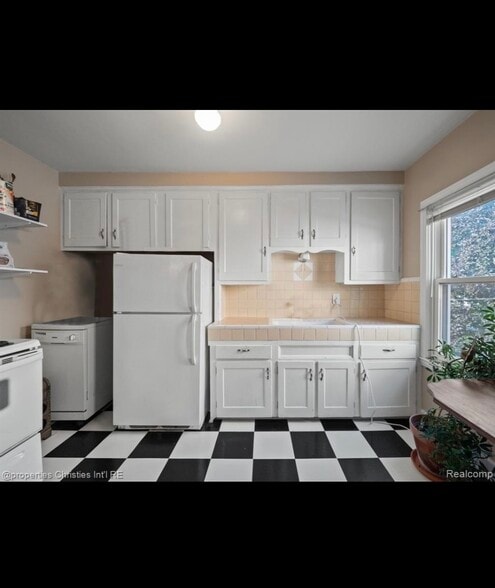Primary Photo - 18 Woodward Heights Blvd