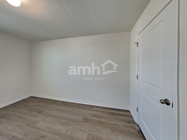 Building Photo - 10316 Flathead Dr