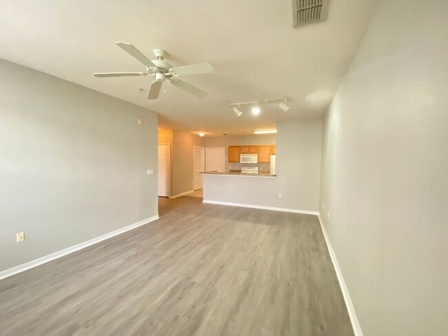 Building Photo - Beautiful 1/1 Condo in the Gated Community...