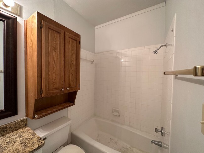 Building Photo - IMMEDIATE MOVE IN - 2 bed 2 bath