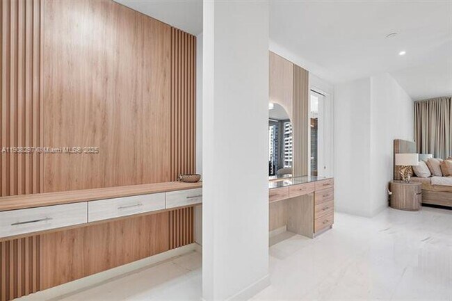 Building Photo - 300 Biscayne Blvd Way