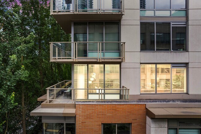 Building Photo - Bright Corner 1Bed/1Bath Condo in the Heart of Downtown Seattle!