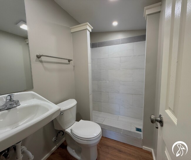 Building Photo - Spacious and Convenient