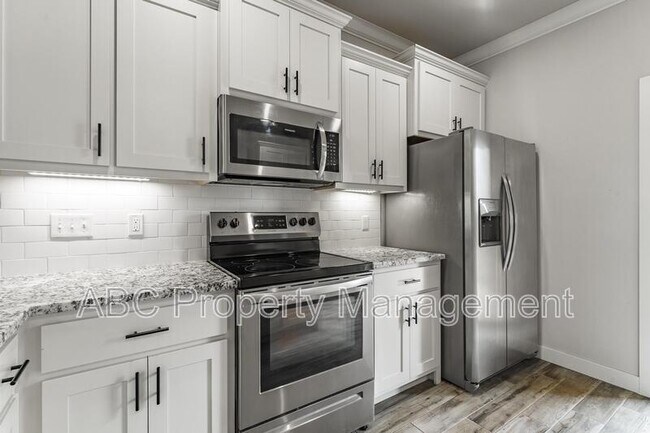 Building Photo - 3305 SW Hillstone Ave