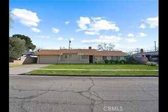 Building Photo - 1112 E Ave J 4