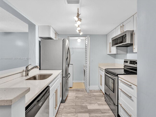 Building Photo - 9777 Westview Dr