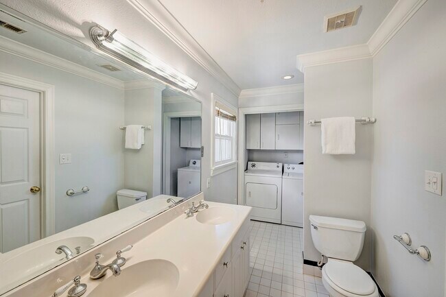 Building Photo - 1027 Althea Dr