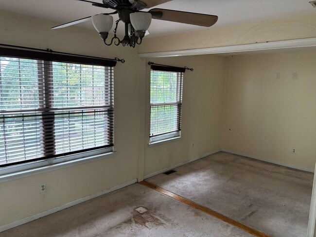 Building Photo - Abbey Lane Townhome 3 Beds 3 Baths!!