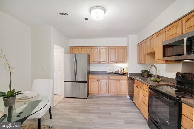 Building Photo - 3713 S George Mason Dr