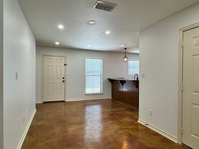 Building Photo - 13343-13343 Country Meadow Ln