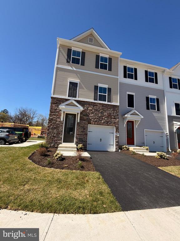 Building Photo - 46 Basswood St