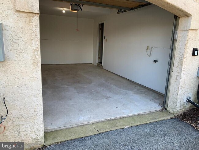 Building Photo - 468 Lynetree Dr