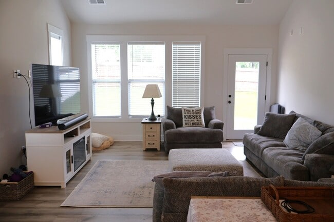 Building Photo - 301 Albemarle Ln