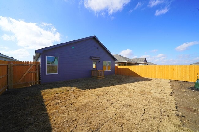 Building Photo - Like-New Home Now Available For Rent in Converse, TX! Realtor Commission offered: $600