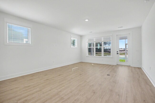 Building Photo - 3084 Claredon St