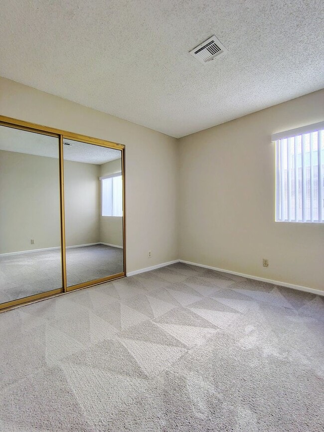 Building Photo - The Lakes Single Story!