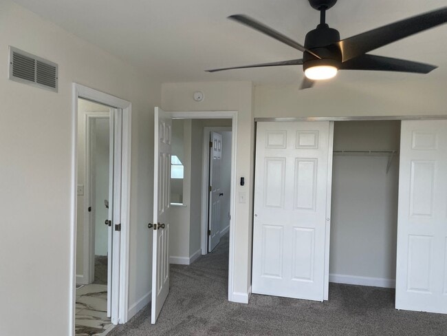 Building Photo - Beautiful 2 Bed, 1.5 Bath Townhome on the Edge of the Desirable Hill Neighborhood Available for Rent