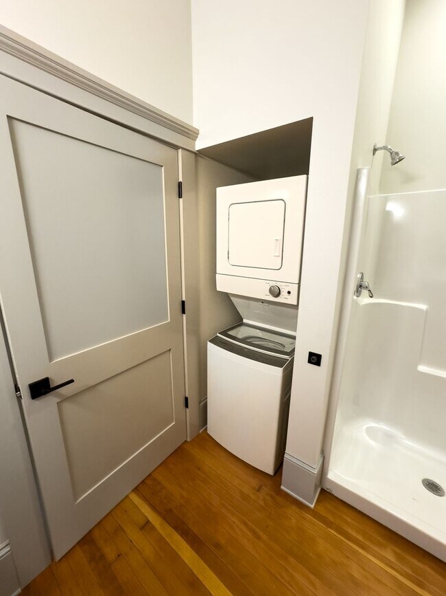 Building Photo - WINTER SPECIAL - NEWLY RENOVATED DOWNTOWN SALEM ONE BEDROOM