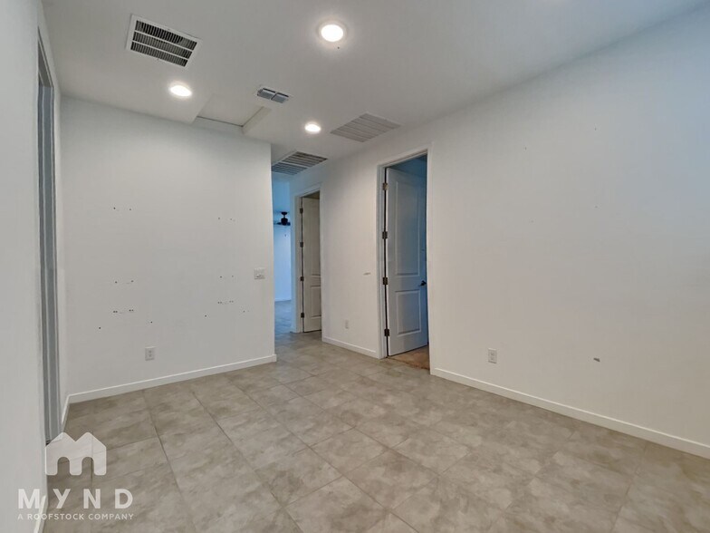 Building Photo - 9220 N 174th Ln