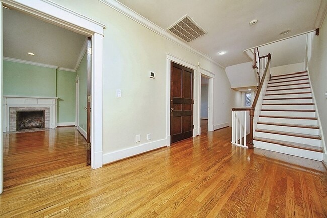 Building Photo - Stunning Tudor-style 4BR/3.5BA home in a prime, unbeatable location!