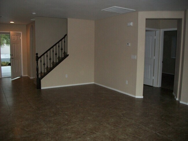 Building Photo - Beautiful 4 Bedroom Home with Granite Coun...