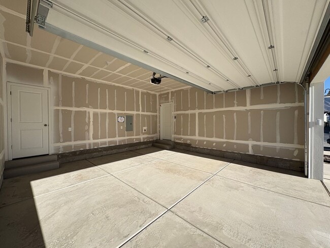 Building Photo - Gorgeous End-Unit Townhome in beautiful Salem!